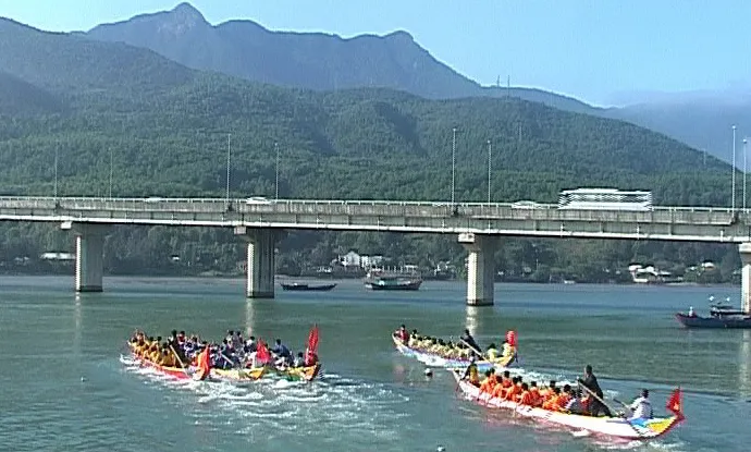 Các đội đua tranh tài tại Hội đua ghe truyền thống làng An Cư Đông